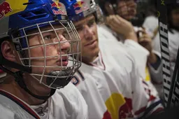 Video: Red Bull speelt ijshockey met de pers!