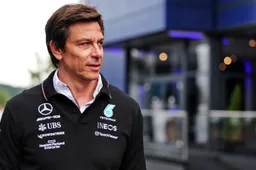 Letterlijk breaking news Toto Wolff: Mercedes-baas breekt elleboog