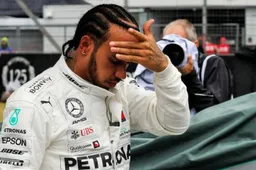 Hamilton inspecteert de zes Mercedes-kampioensbolides