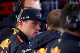 Hamilton lacht om Verstappen: ''Hij gebruikt hier wel vaker teveel van de baan''