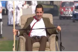Hilarisch: Mr. Bean maakt zijn opwachting bij Goodwood festival...