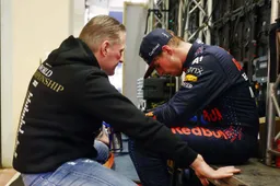 Verstappen blikt lachend terug: 'Wil nu nog wel eens op mijn helm slaan'