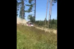 Bottas scheurt weer rond in een WRC Rally-auto in Finland