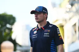 Verstappen gets Penelope a souvenir from Singapore