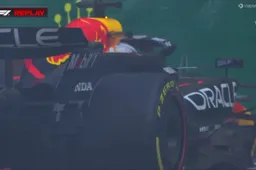 Verstappen houdt zijn Red Bull ternauwernood uit de muur tijdens VT2 in Baku