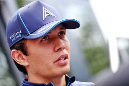Albon sostiene Verstappen: "Non è obbligato a seguire la norma".
