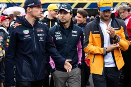 Brundle tipt Ferrari: "Sainz zat toen al heel dicht bij Verstappen"