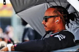 Mercedes ziet bij Hamilton ‘dwangmatige behoefte' om Verstappen te verslaan