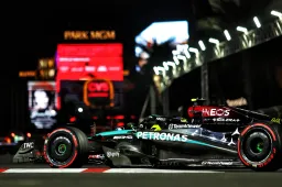 Hamilton takes Friday clean sweep with P1 in FP2, Verstappen in P17