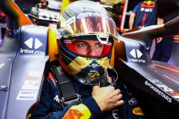 Verstappen vindt zichzelf terug in vervelende situatie: 'Wordt erg heet'