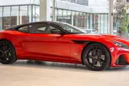 Voor dit bedrag staat de voormalig Aston Martin van Verstappen te koop