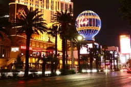 Perez racet tegen opmerkelijke tegenstander door de straten van Las Vegas