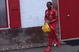 Hamilton lascia la casa di Enzo Ferrari per il primo test di F1 a Fiorano