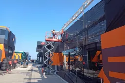 Roof off at McLaren: another hassle at hospitality after thunderstorms
