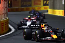 Verstappen gaat verder aan waanzinnige inhaalrace na safety car Jeddah