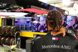 Samenvatting Bahrein: Hamilton voor Verstappen; Grosjean overleeft megacrash