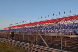 Tribune Zandvoort kleurt rood-wit-blauw op ochtend van Grand Prix