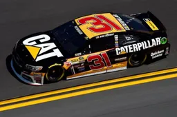 NASCAR-coureur loopt samen met dochters ziekenhuis uit na heftige crash