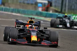 Mercedes: "Verstappen spaarde zijn banden, terwijl hij in gevecht was met Bottas"