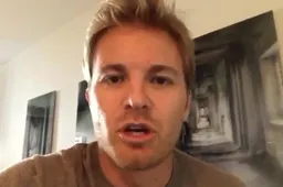Nico Rosberg feliciteert de nieuwe wereldkampioen Lewis Hamilton