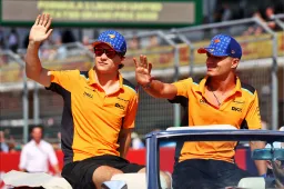 Les pilotes McLaren tentent d'emballer des cadeaux et transpirent