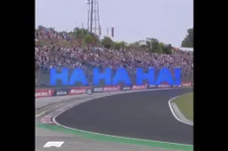 Beluister hoe Max Verstappen zijn eerste pole pakt voorzien van Brits commentaar!