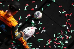 Norris rijdt in GP Hongarije met helmontwerp van gebroken trofee Verstappen