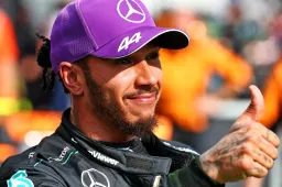 Hamilton verrast door duel met Verstappen: 'Hoefde niet eens te pushen'