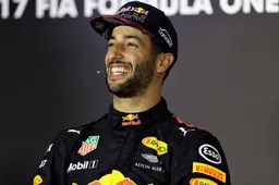 Daniel Ricciardo zit in de persconferentie van Japan