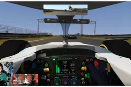 KIJKEN Jimmy Broadbent test alvast het virtuele Zandvoort