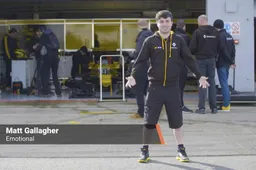 Video: Youtuber rijdt voor het eerst in een F1 wagen!!!