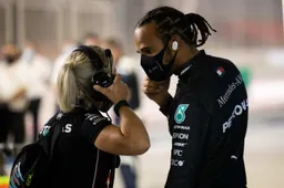 Mercedes legt positieve test van Hamilton uit: 'Op maandag lichte klachten'