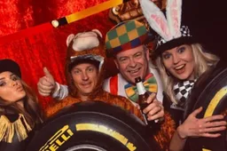 Kimi Raikkonen laat zich lekker gaan op Kerstfeestje Alfa Romeo