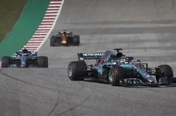 Lewis Hamilton leeft mee met de achterblijvers in de Formule 1