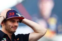 Lachende Verstappen deelt een sneer uit: 'Kan beter zonder gordel rijden'
