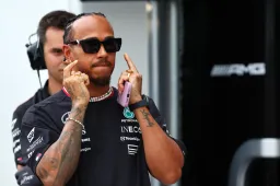 Hamilton "xinga" sua mãe: "Ela fez minha cueca encolher!"