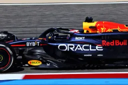 Verstappen in de RB20 | Bekijk de beelden van zijn eerste meters in Bahrein