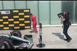 TERUGKIJKEN: Vettel niet eens met tijdstraf, wisselt borden bij auto Hamilton