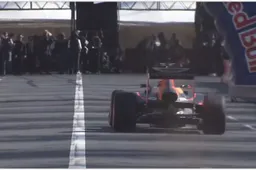 Kijk: showrun Verstappen en Gasly in Tokio door ogen van publiek