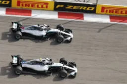 Kijken: Mercedes moet in bad na al die champagne-douches