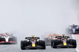 Verstappen wint sprintrace Oostenrijk makkelijk na flink gevecht Perez