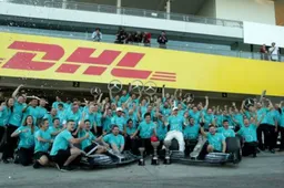 Hamilton and Bottas pay tribute to Petronas