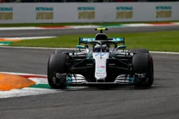 Bottas kan niet lachen om de actie van Verstappen