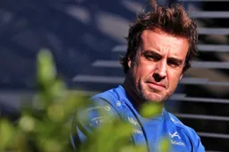 Alonso neemt petje van Hamilton graag in ontvangst: 'Een ware eer'