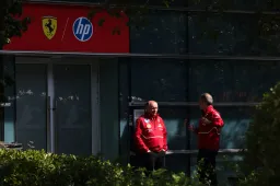 Ferrari deelt statement: Hierom zijn Hamilton en Leclerc gediskwalificeerd
