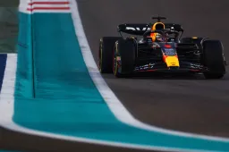 Verstappen maakt eerste meters in de gloednieuwe RB21 van Red Bull in Bahrein