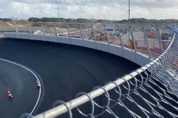 Zie hier een ronde over het nieuwe Zandvoort met commentaar van Coronel