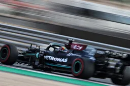 Hamilton deelt tik uit aan Red Bull met pole position in Qatar