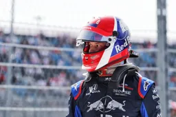 Kvyat heeft lak aan niet mogen dragen speciale helm: "Wat willen ze doen dan?"