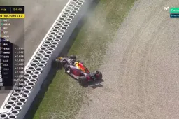 Daniel Ricciardo parkeert zijn RB14 in de muur tijdens VT1 Spanje